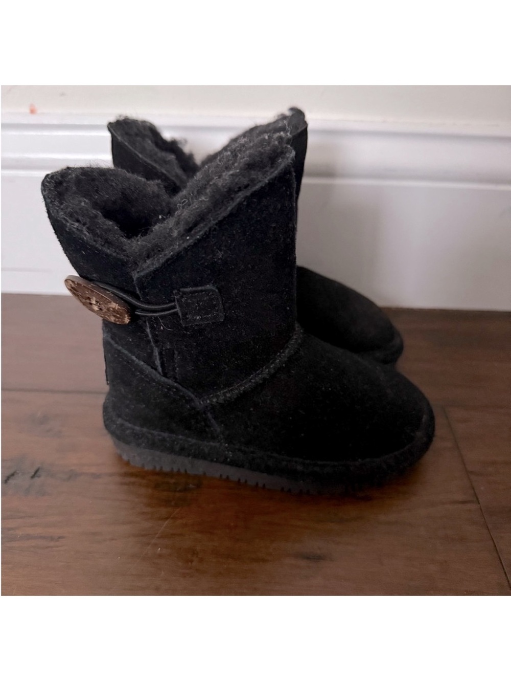 New BEARPAW Suede Shearling Lined Kids Boots - Picture 6 of 7